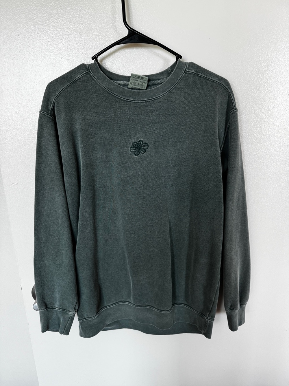 Betty Belts Dark Green Crewneck Sweatshirt with Clover seashells Embroidery